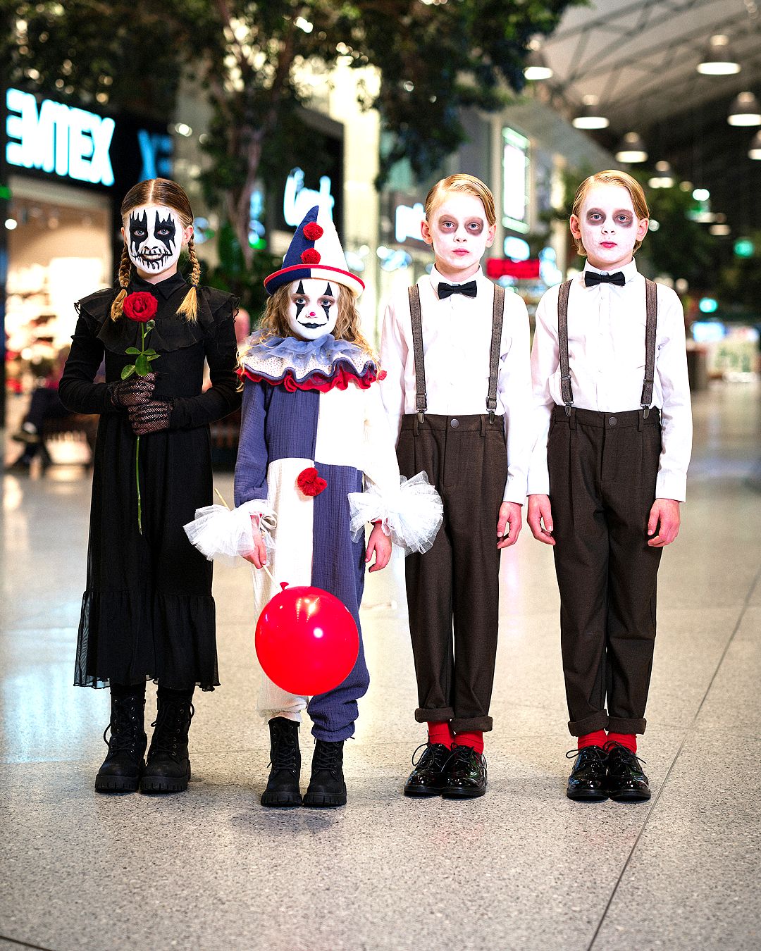 Barn som har klätt ut sig till halloween på Asecs